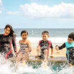 Hébergement en camping sur l'île de Ré, combinant piscine et proximité de la mer, parfait pour des vacances en famille.