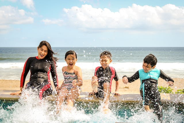 Hébergement en camping sur l'île de Ré, combinant piscine et proximité de la mer, parfait pour des vacances en famille.